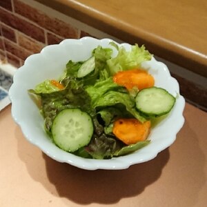 レタスと柿ときゅうりのサラダ